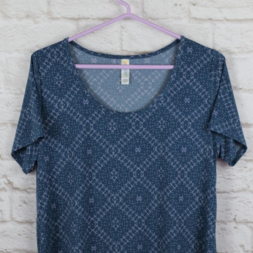 💰3/$25  LuLaRoe Printed Comfortable Short Sleeve Top M - Picture 2 of 8